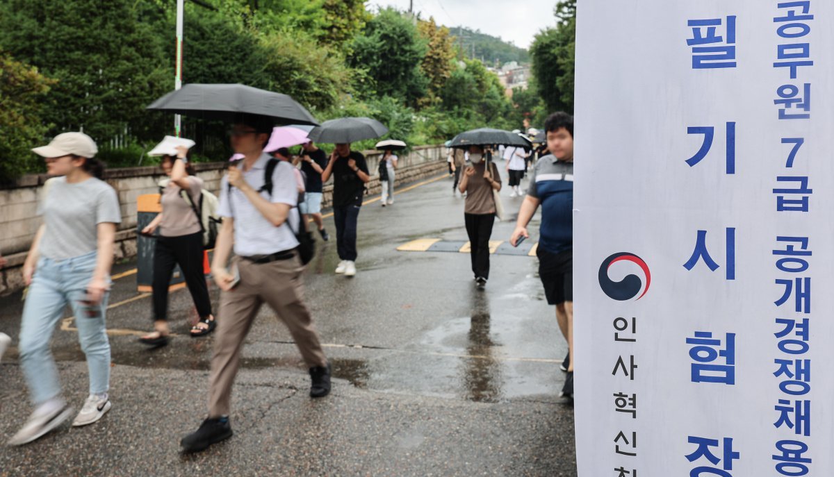 27일 국가공무원 7급 공개경쟁채용 제1차 시험이 치러진 서울 용산구 한 시험장에서 시험을 마친 응시생들이 나오고 있다. 2024.7.27/뉴스1