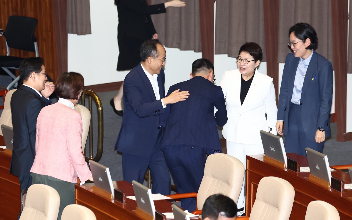 추경호 국민의힘 원내대표를 비롯한 의원들이 2일 오후 서울 여의도 국회에서 열린 본회의에서 2024년 민생회복지원금 지급을 위한 특별조치법안(대안)을 반대하는 무제한토론(필리버스터)를 마친 김선욱 의원을 격려하고 있다. 2024.8.2/뉴스1