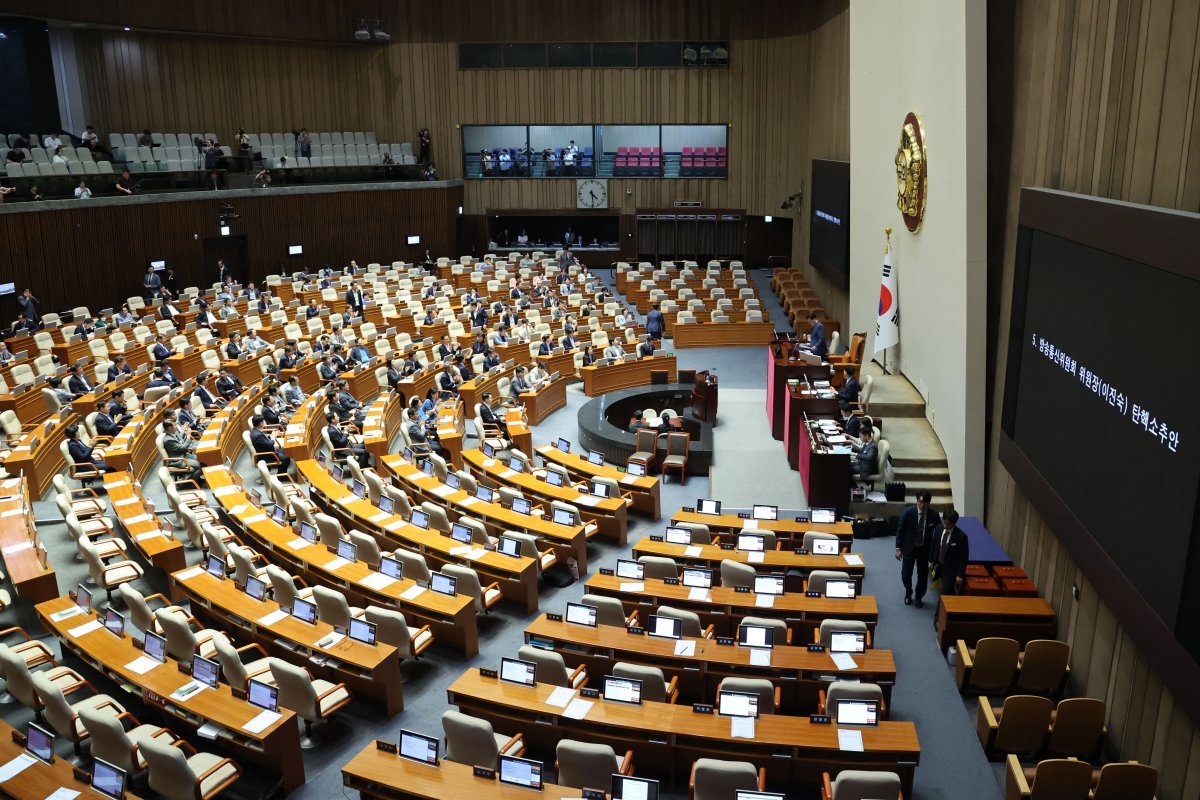 2일 오후 서울 여의도 국회에서 열린 제416회(임시회) 제2차 본회의에서 이진숙 방송통신위원회 위원장 탄핵소추안이 총 투표수 188인 중 가결 186표, 부결 1표, 기권 1표로 통과되고 있다. 2024.08.02. [서울=뉴시스]