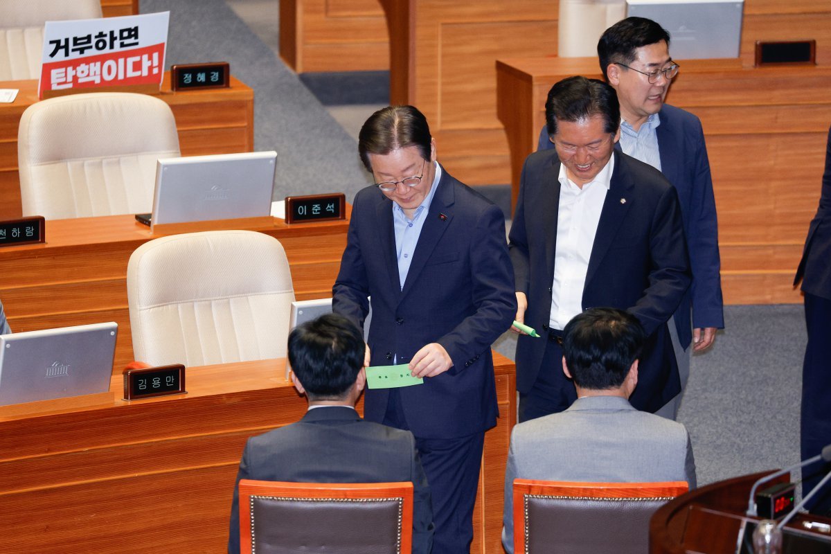 이재명 더불어민주당 의원이 2일 오후 서울 여의도 국회에서 열린 본회의에서 ‘이진숙 방송통신위원회 위원장 탄핵소추안’ 투표를 하고 있다. 왼쪽부터 이재명, 정청래, 박찬대. 2024.8.2. 뉴스1