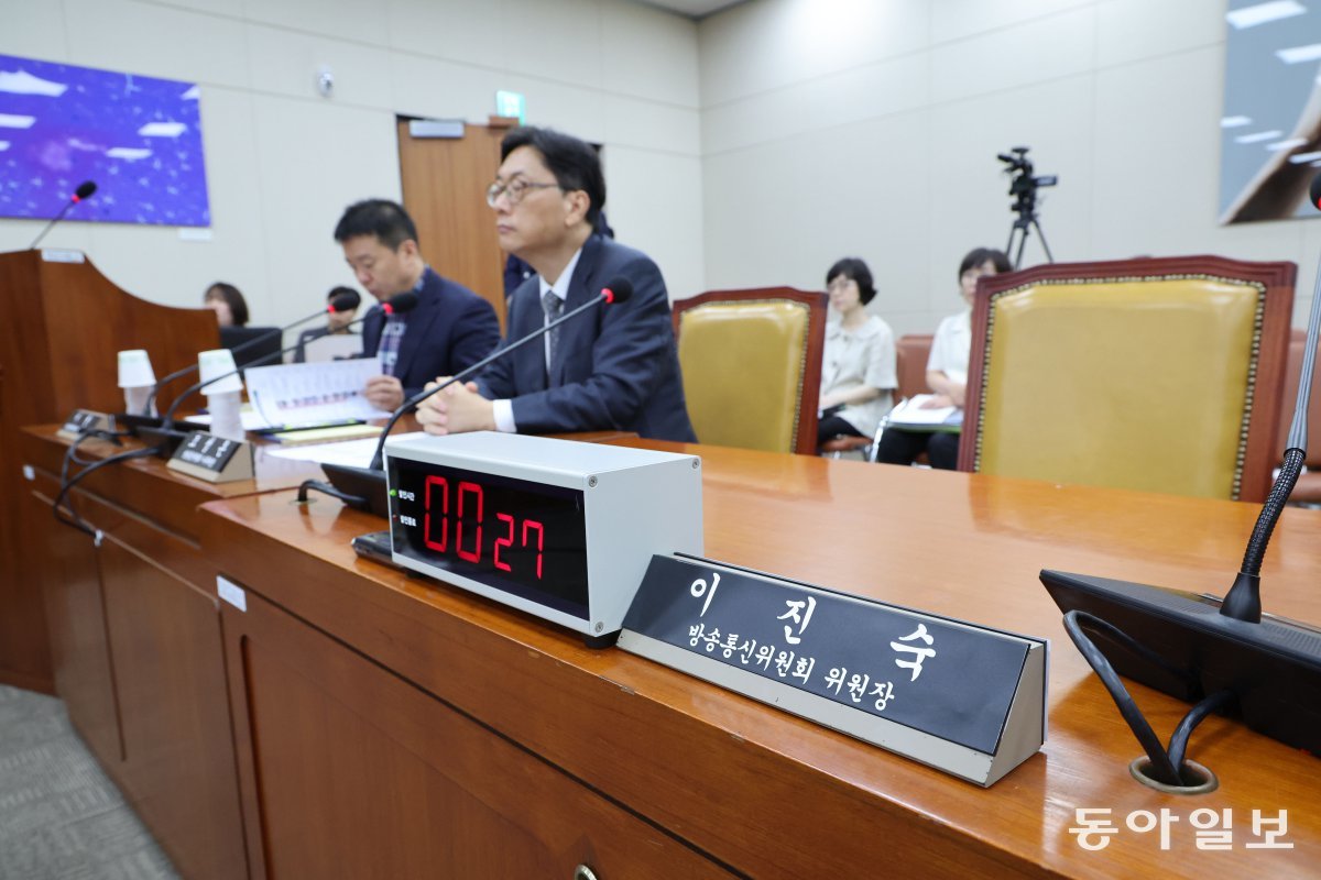 이진숙, 탄핵안 가결전 “건강상 이유” 과방위 불출석
2일 오전 서울 여의도 국회에서 열린 과학기술정보방송통신위원회 전체회의에 마련된 증인석 중 이진숙 방통위원장의 자리가 비어 있다. 이 위원장은 이날 ‘건강상의 이유’로 불출석 사유서를 제출했다. 최민희 과방위원장은 “불출석 사유서를 승인 못 한다”고 반발했고, 국민의힘은 “탄핵할 사람을 오늘 불러 질의한다는 것 자체가 모순”이라며 맞섰다. 박형기 기자 oneshot@donga.com