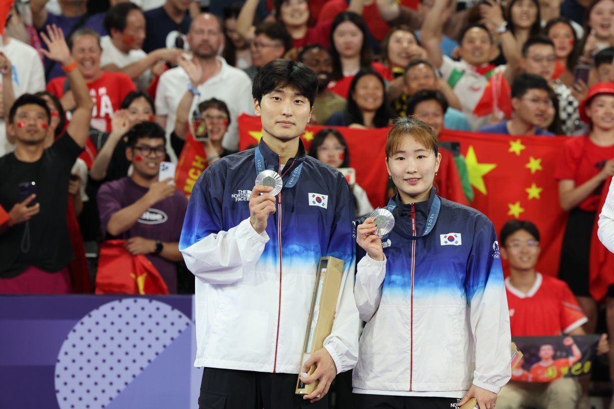 대한민국 배드민턴 대표팀 김원호, 정나은이 2일(한국시간) 프랑스 파리 라 샤펠 아레나에서 열린 배드민턴 혼합복식 시상식에서 은메달을 목에 걸고 포즈를 취하고 있다. 2024.8.2 (파리(프랑스)=뉴스1)