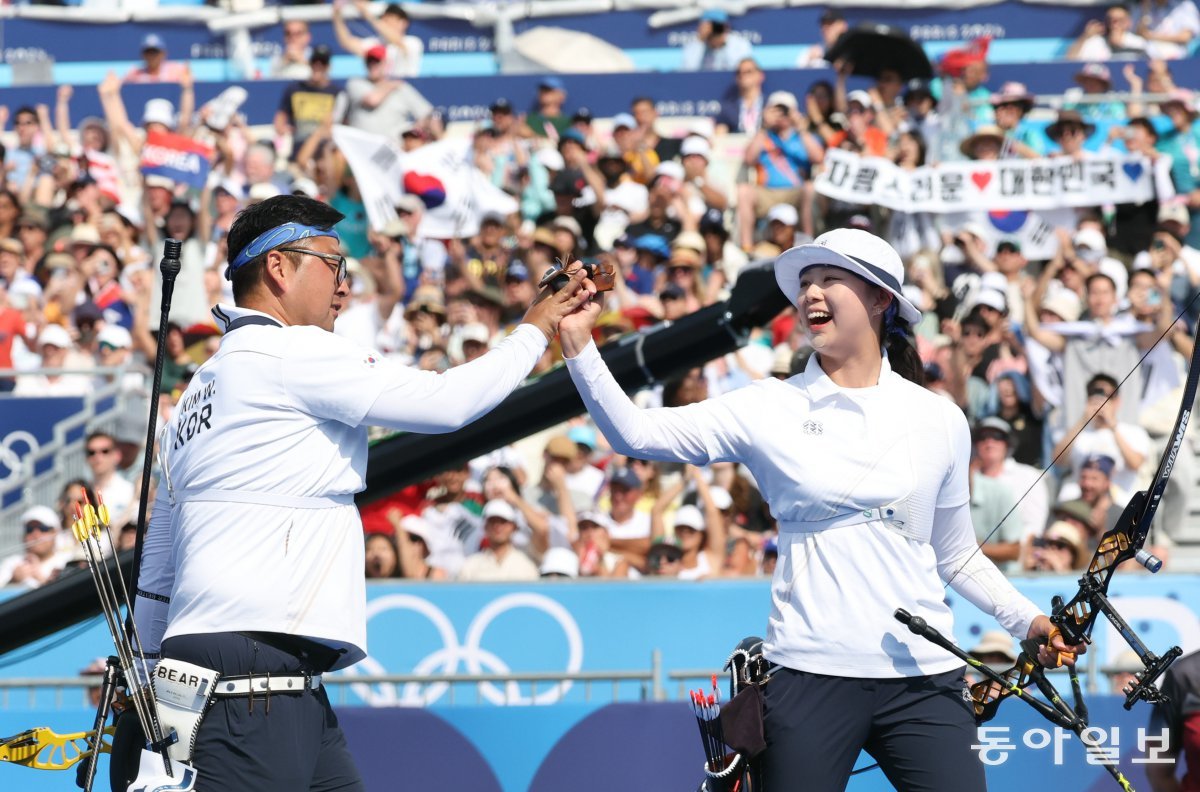 김우진(왼쪽)과 임시현이 2일 파리 올림픽 양궁 혼성전 결승에서 독일을 물리치고 금메달을 따낸 뒤 승리를 자축하는 하이파이브를 하고 있다. 앞서 이번 대회 남녀 단체전에서 각각 우승한 두 선수는 2관왕에 올랐다. 파리=양회성 기자 yohan@donga.com