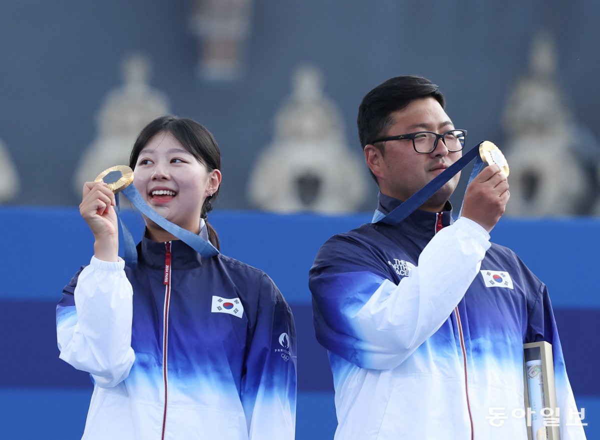 2관왕들의 미소
임시현(왼쪽)과 김우진이 2일 파리 올림픽 양궁 혼성전 정상을 차지한 뒤 목에 건 금메달을 관중석을 향해 들어 보였다. 두 선수는 남녀 단체전 금메달에 이어 대회 2관왕이 됐다. 올림픽사진공동취재단