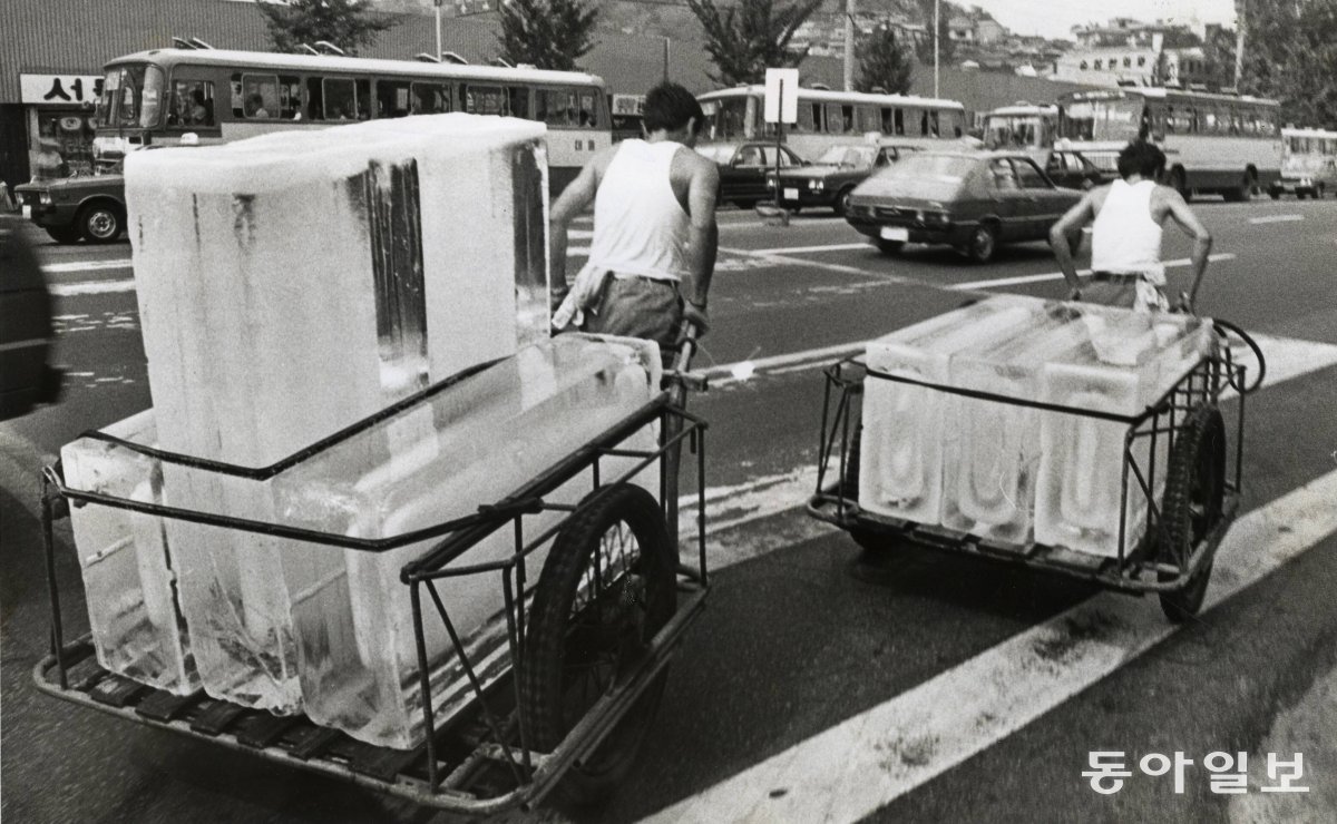 Loading it on a truck… . Due to the prolonged drought and the continuing heat, the demand for summer products such as ice and soft drinks to cool down the heat has increased significantly. However, due to the aftereffects of the recession, the overall demand has fallen somewhat compared to previous years, and despite the boom, the business owners are worried. July 8, 1982, Dong-A Ilbo.