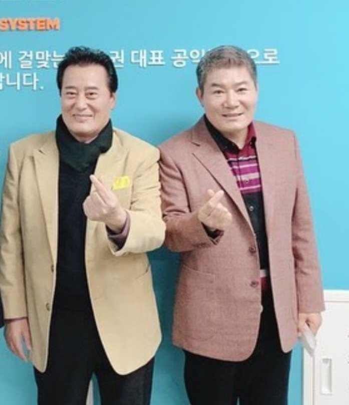 2020년 라디오 DJ로 마지박 방송을 했던 김성환을 응원차 찾아온 진성. 출처=TBS 라디오 인스타그램