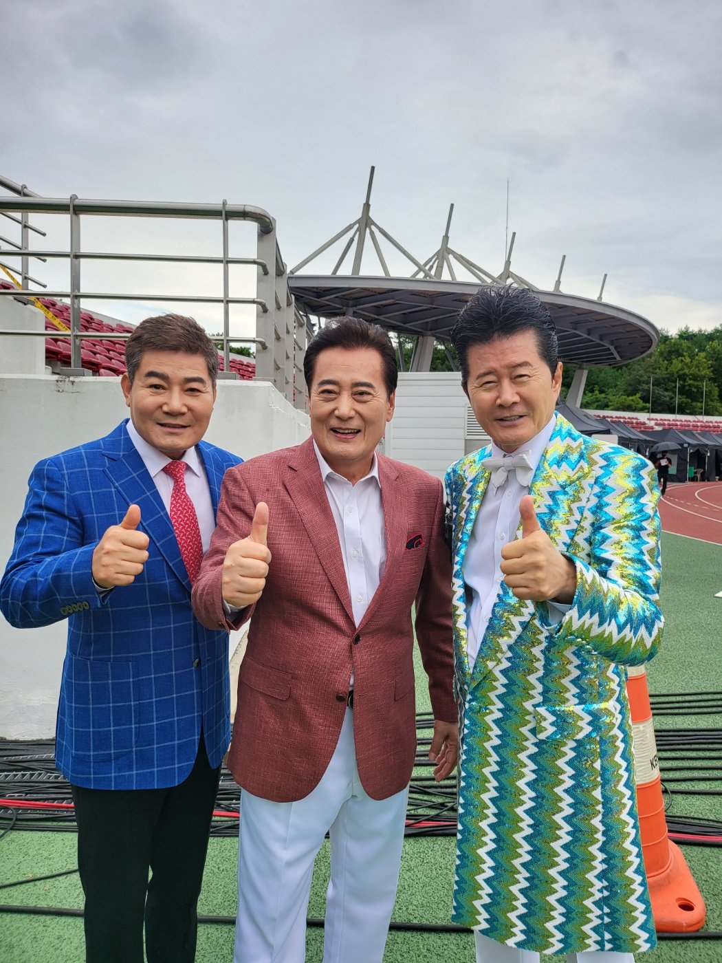 When his younger brother was struggling as an unknown singer, Kim Sung-hwan helped Jin-seong find a job as a 'makeshift singer' for Tae Jin-ah (right). Now, the three of them are singing on the same stage. Courtesy of Kim Sung-hwan