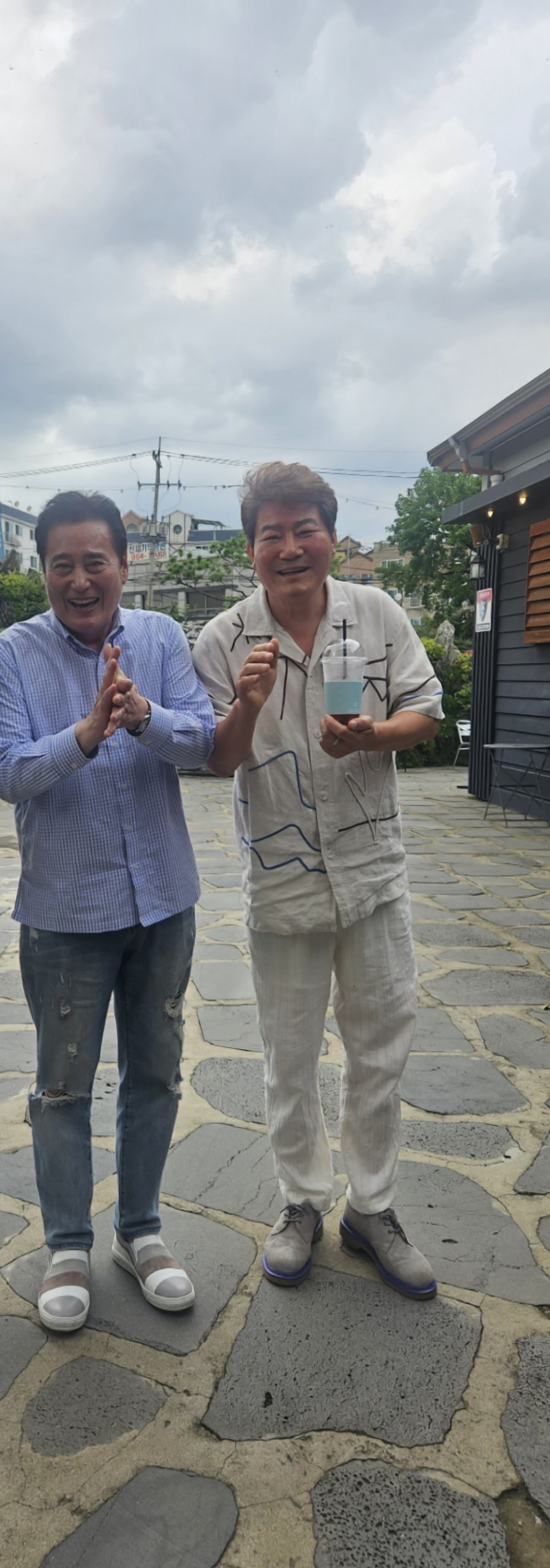 One of Kim Sung-hwan's strengths is to create a rhythm by snapping his thumb and index finger and rubbing his palms together to make 'taktak' and 'jjukjjuk' sounds, and to sing along to the rhythm. Jinseong is singing along to Kim Sung-hwan's hand rhythm. Reporter Yoo Jae-young from Goyang elegant@donga.com