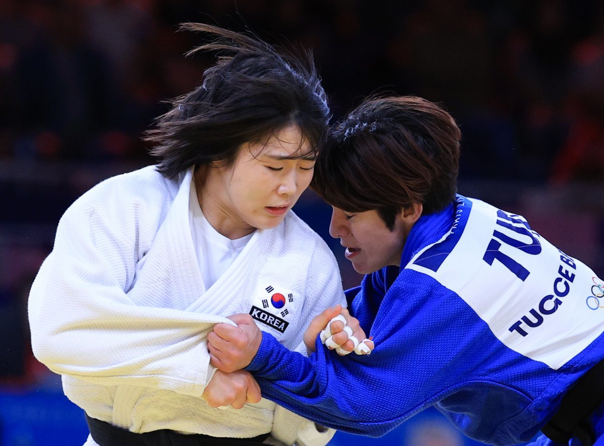 대한민국 유도대표팀 허미미 선수가 3일 오후(한국시간) 프랑스 파리 샹 드 마르스 아레나에서 진행된 파리올림픽 유도 혼성 단체 토너먼트 16강 경기에서 튀르키예 튀그제 베데르 선수와 자웅을 겨루고 있다. 2024.8.3/뉴스1