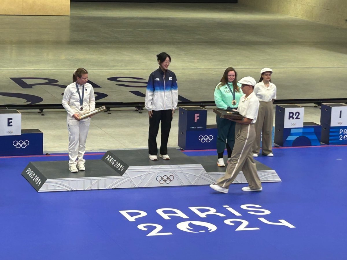 3일(한국시간) 프랑스 샤토루 사격장에서 열린 2024 파리 올림픽 여자 25m 권총 결선에서 우승한 양지인이 시상식에 참여하고 있다. 2024.8.3/뉴스1