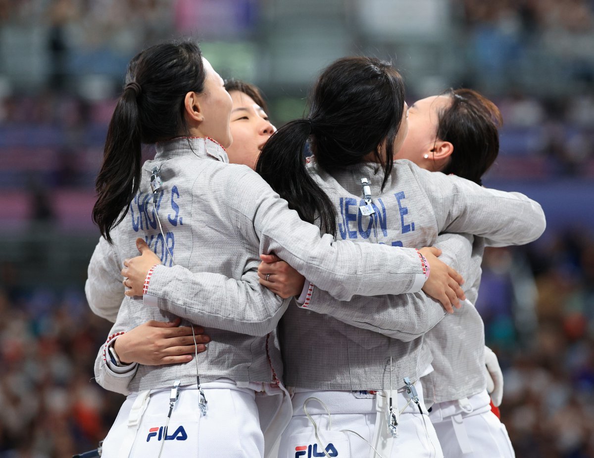 대한민국 펜싱 대표팀 윤지수, 전하영, 최세빈, 전은혜 선수가 3일 오후(한국시간) 프랑스 파리 그랑 팔레에서 2024 파리올림픽 여자 사브르 단체 8강 미국과의 경기에서 승리한 후 기뻐하고 있다 . 2024.8.3/뉴스1