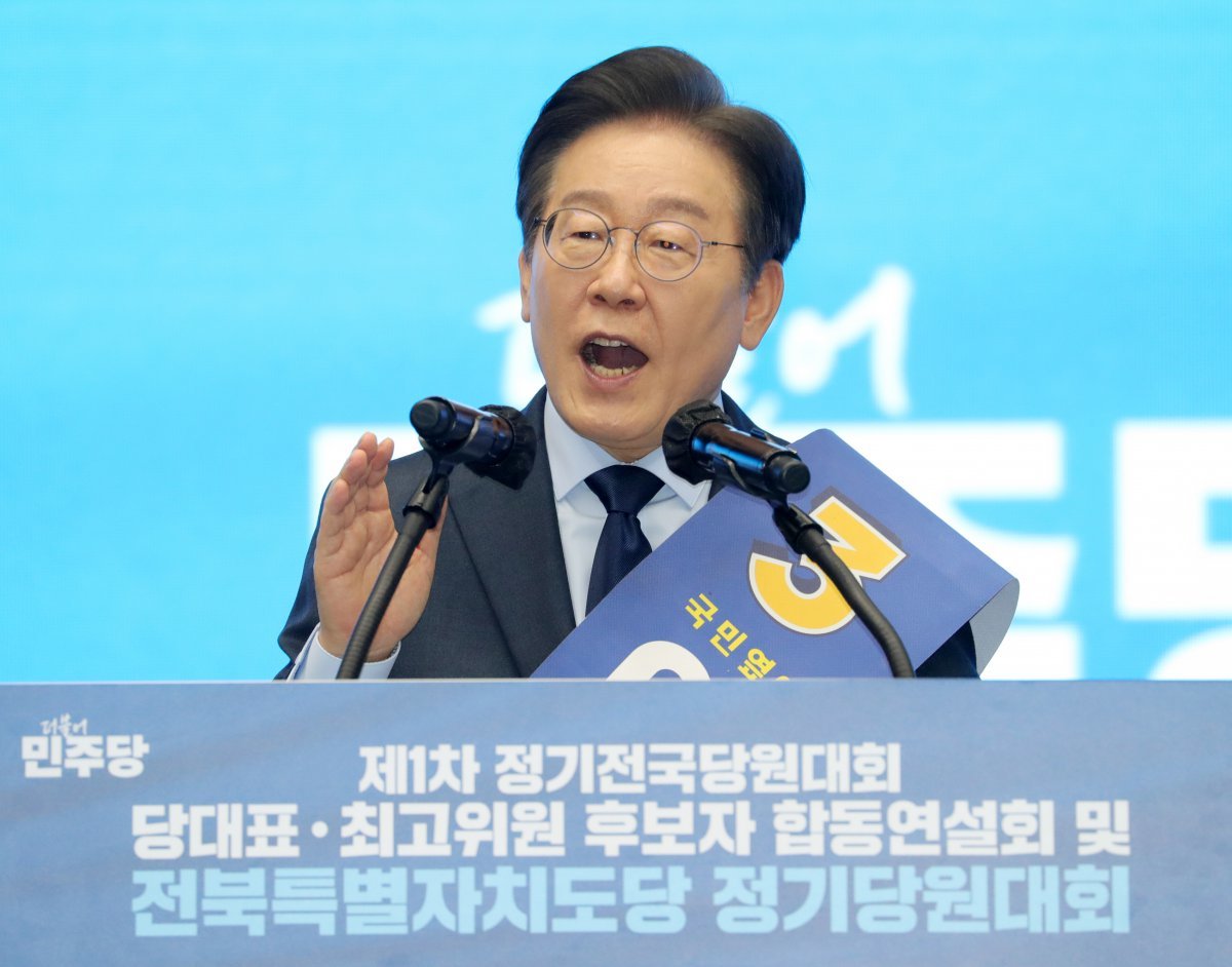 이재명 더불어민주당 당대표 후보가 3일 전북자치도 익산시 원광대학교 문화체육관에서 열린 더불어민주당 전북특별자치도당 전국당원대회 전북지역 합동연설회에서 정견 발표를 하고 있다. 2024.8.3/뉴스1