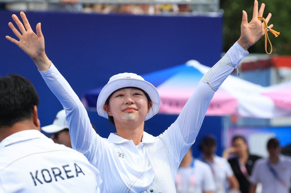 대한민국 양궁 대표팀 임시현 선수가 3일 오후(한국시간) 프랑스 파리 앵발리드에서 진행된 양궁 여자 개인 금메달 결정전 대한민국 남수현과의 경기에서 금메달을 확정 지은 후 기뻐하고 있다. 2024.8.3/뉴스1