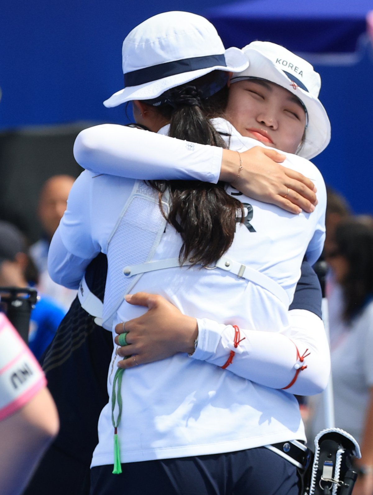 대한민국 양궁 대표팀 남수현 선수가 3일 오후(한국시간) 프랑스 파리 앵발리드에서 진행된 양궁 여자 개인 금메달 결정전 대한민국 임시현과의 경기에서 금메달을 획득한 임시현을 축하하고 있다. 2024.8.3/뉴스1