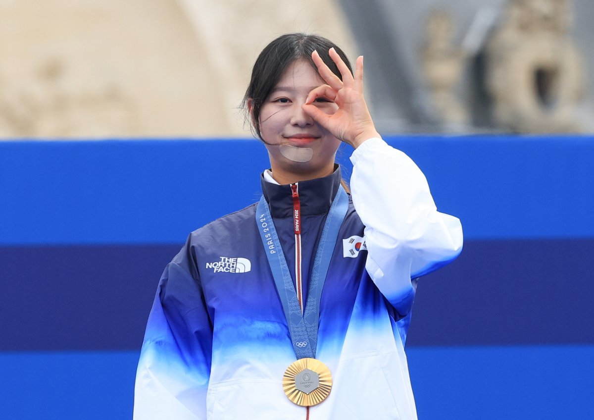 대한민국 양궁 대표팀 임시현 선수가 3일 오후(한국시간) 프랑스 파리 앵발리드에서 진행된 양궁 여자 개인 시상식에서 금메달을 수여 받은 후 ‘’3관왕‘’ 세리머니를 하고 있다. 2024.8.3/뉴스1