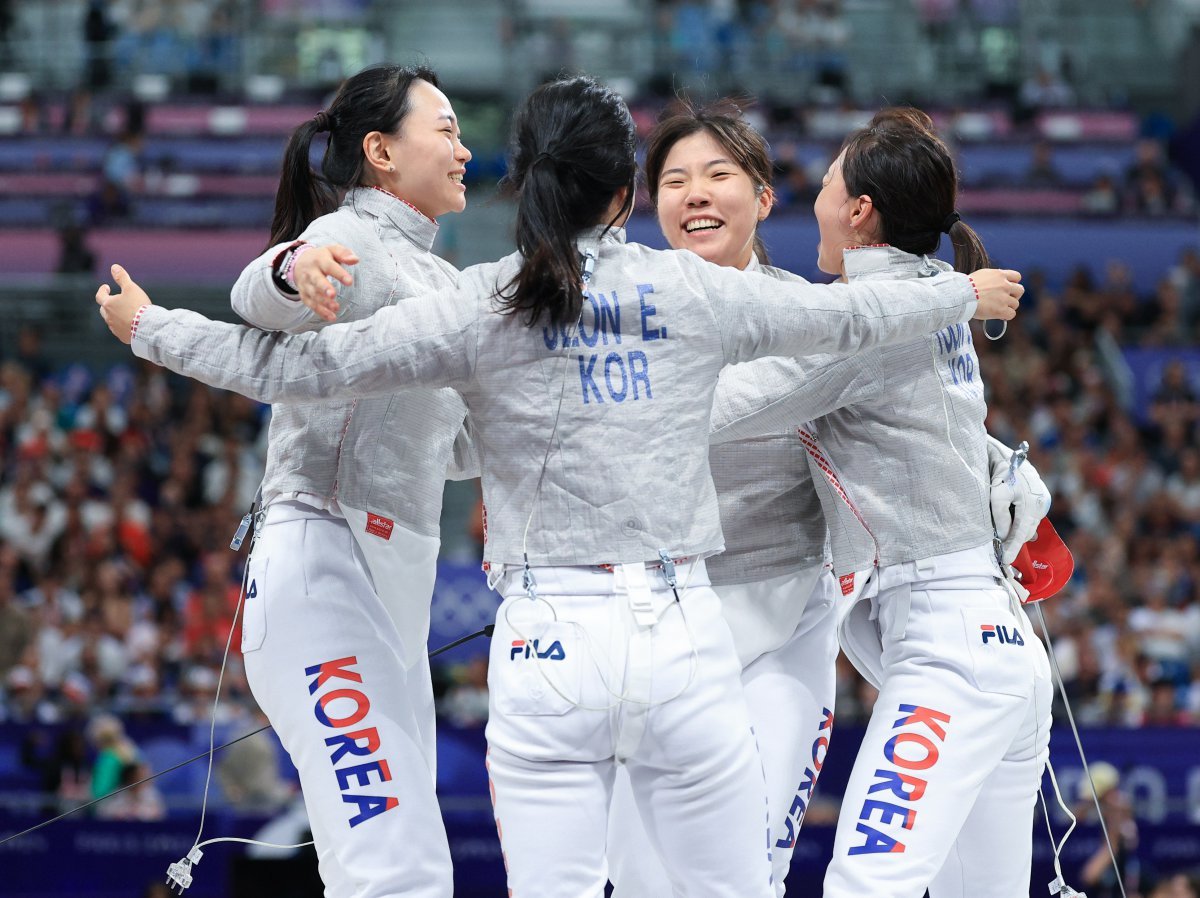 대한민국 펜싱 대표팀 윤지수, 전하영, 최세빈, 전은혜 선수가 3일 오후(한국시간) 프랑스 파리 그랑 팔레에서 2024 파리올림픽 여자 사브르 단체 8강 미국과의 경기에서 승리한 후 기뻐하고 있다 . 2024.8.3/뉴스1