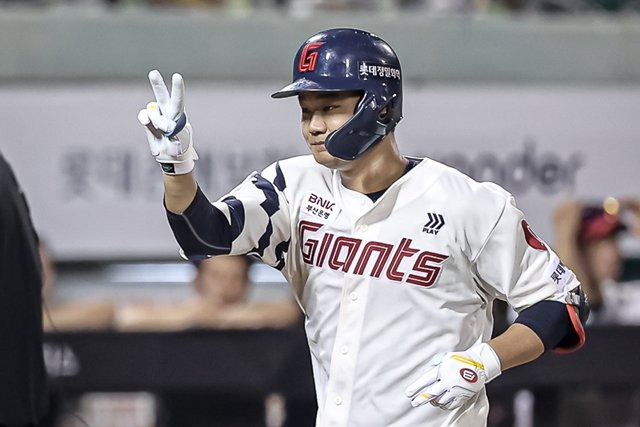 Lotte's Son Ho-young hits two home runs in one game for the first time since his debut in the first division of professional baseball. Courtesy of Lotte