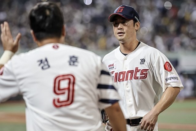 Lotte's Jin Hae-su (right), who became the winning pitcher against his former team. Courtesy of Lotte