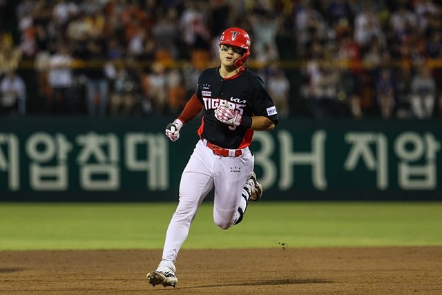 KIA's Kim Do-young, who recorded 29 home runs and 30 stolen bases in the season. Courtesy of KIA