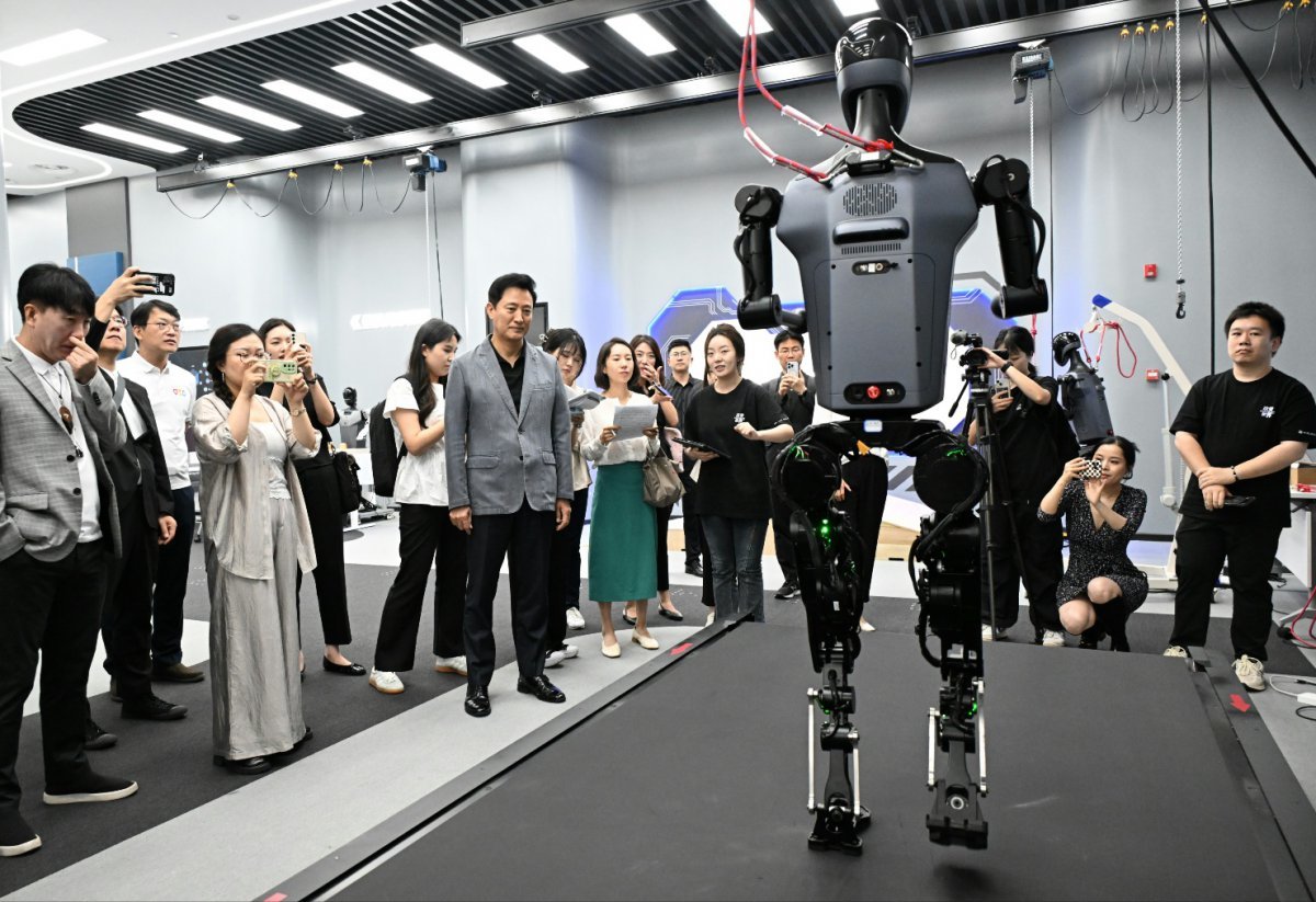 On the 31st of last month (local time), Seoul Mayor Oh Se-hoon visited the Beijing Humanoid Robot Innovation Center and watched a walking demonstration by the human-sized robot 'Tiangong'. Provided by Seoul Metropolitan Government