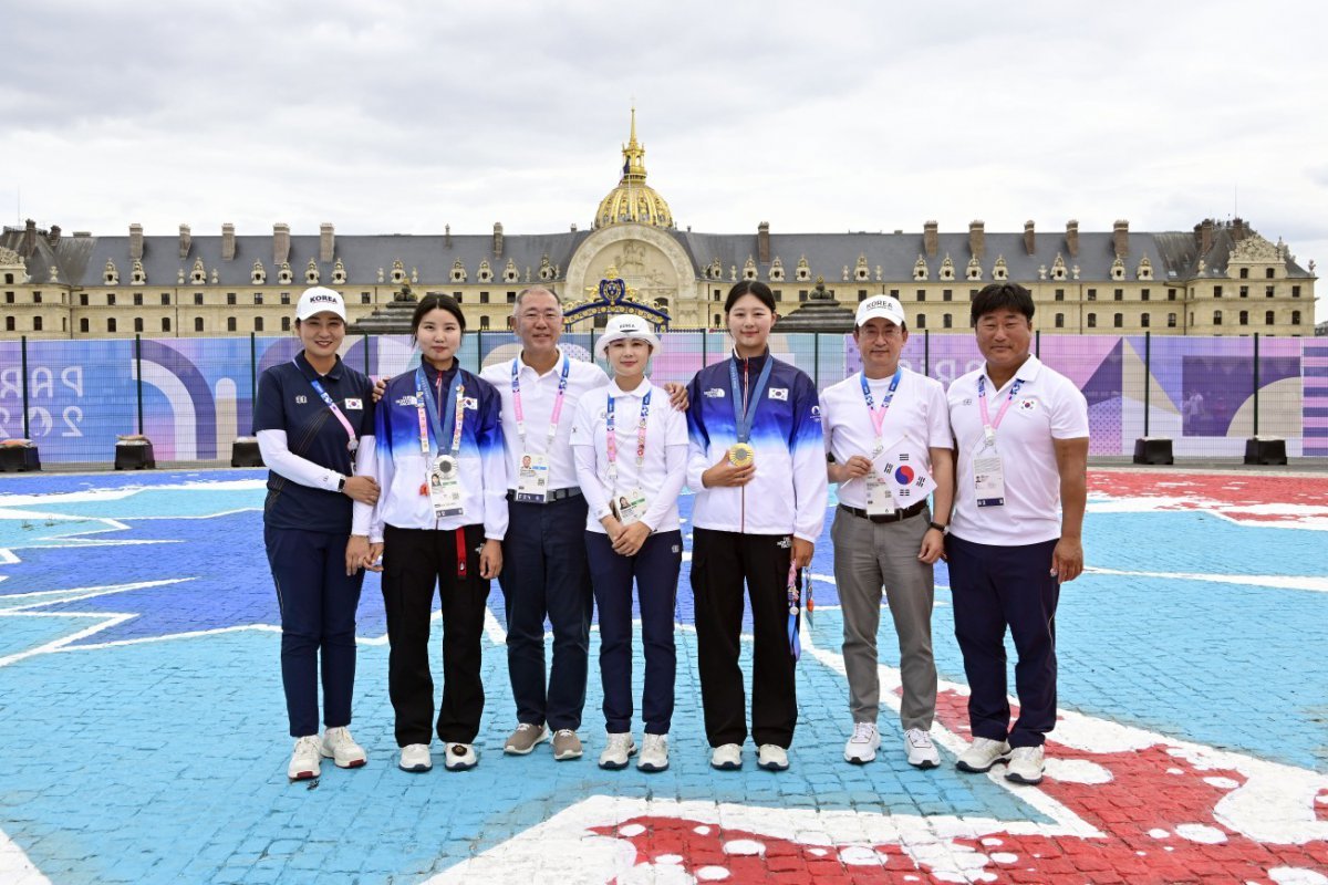 현대자동차그룹 정의선 회장이 3일(현지시간) 프랑스 파리에서 열린 ‘2024 파리 올림픽’ 양궁 여자 개인전 시상식 직후 현대차그룹 김걸 사장(오른쪽 두번째)과 양궁 국가대표 남수현(왼쪽 두번째)·전훈영(왼쪽 네번째)·임시현(왼쪽 다섯번째), 양창훈 감독(오른쪽 첫번째), 김문정 코치(왼쪽 첫번째)와 기념 촬영을 하고 있다. 대한양궁협회 제공