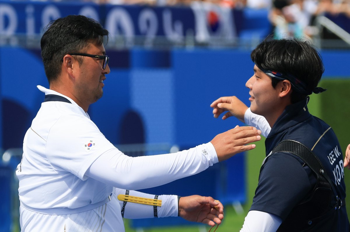 대한민국 남자 양궁 대표팀 김우진 선수가 4일 오후(한국시간) 프랑스 파리 앵발리드에서 2024 파리올림픽 남자 양궁 개인전 준결승 대한민국의 이우석 선수와의 경기에서 슛오프 접전 끝에 승리한 후 이우석과 포옹하고 있다. 2024.8.4 뉴스1