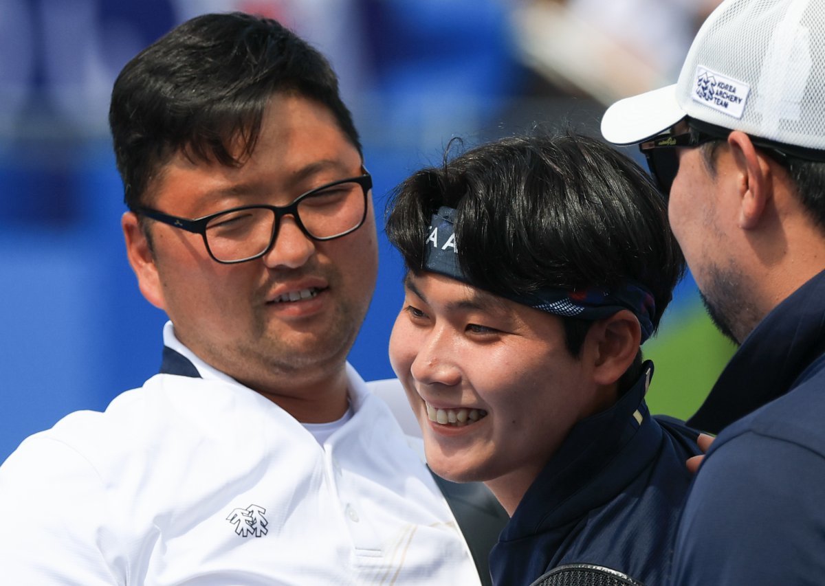 대한민국 남자 양궁 대표팀 김우진 선수가 4일 오후(한국시간) 프랑스 파리 앵발리드에서 2024 파리올림픽 남자 양궁 개인전 준결승 대한민국의 이우석 선수와의 경기에서 슛오프 접전 끝에 승리한 후 이우석과 포옹하고 있다. 2024.8.4 뉴스1