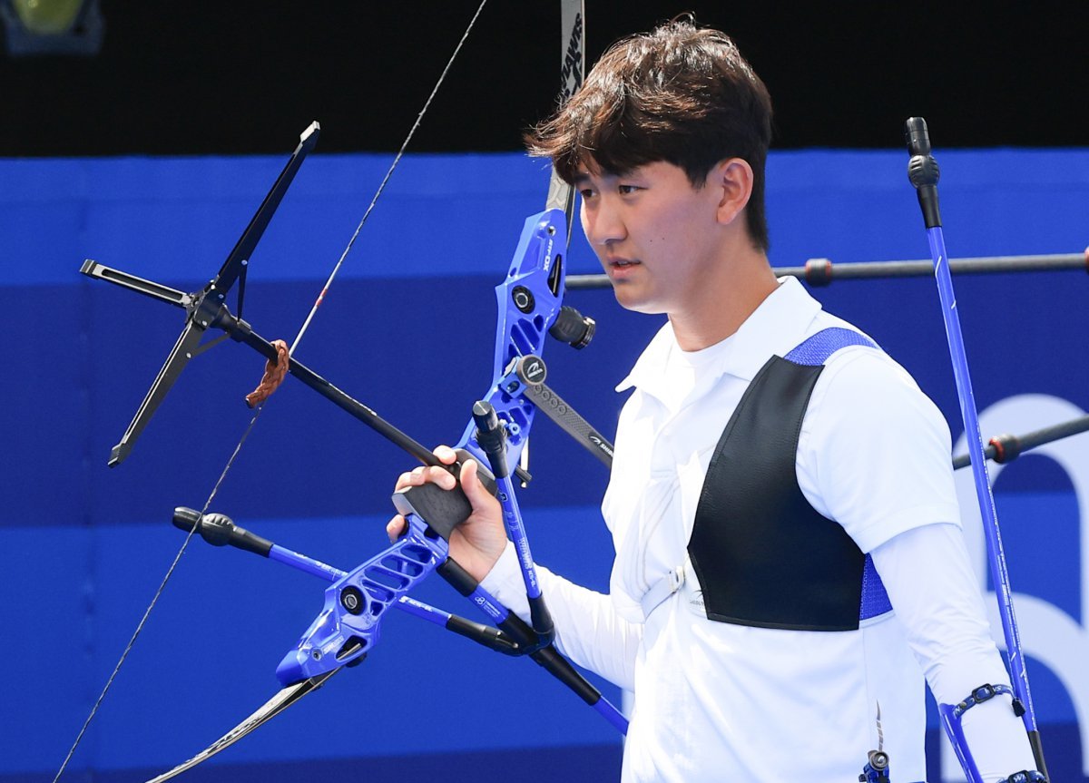 대한민국 남자 양궁 대표팀 김제덕 선수가 4일 오후(한국시간) 프랑스 파리 앵발리드에서 2024 파리올림픽 남자 양궁 개인전 8강 미국의 브래디 엘리슨 선수와의 경기에서 패배한 후 경기장을 나서고 있다. 2024.8.4 뉴스1