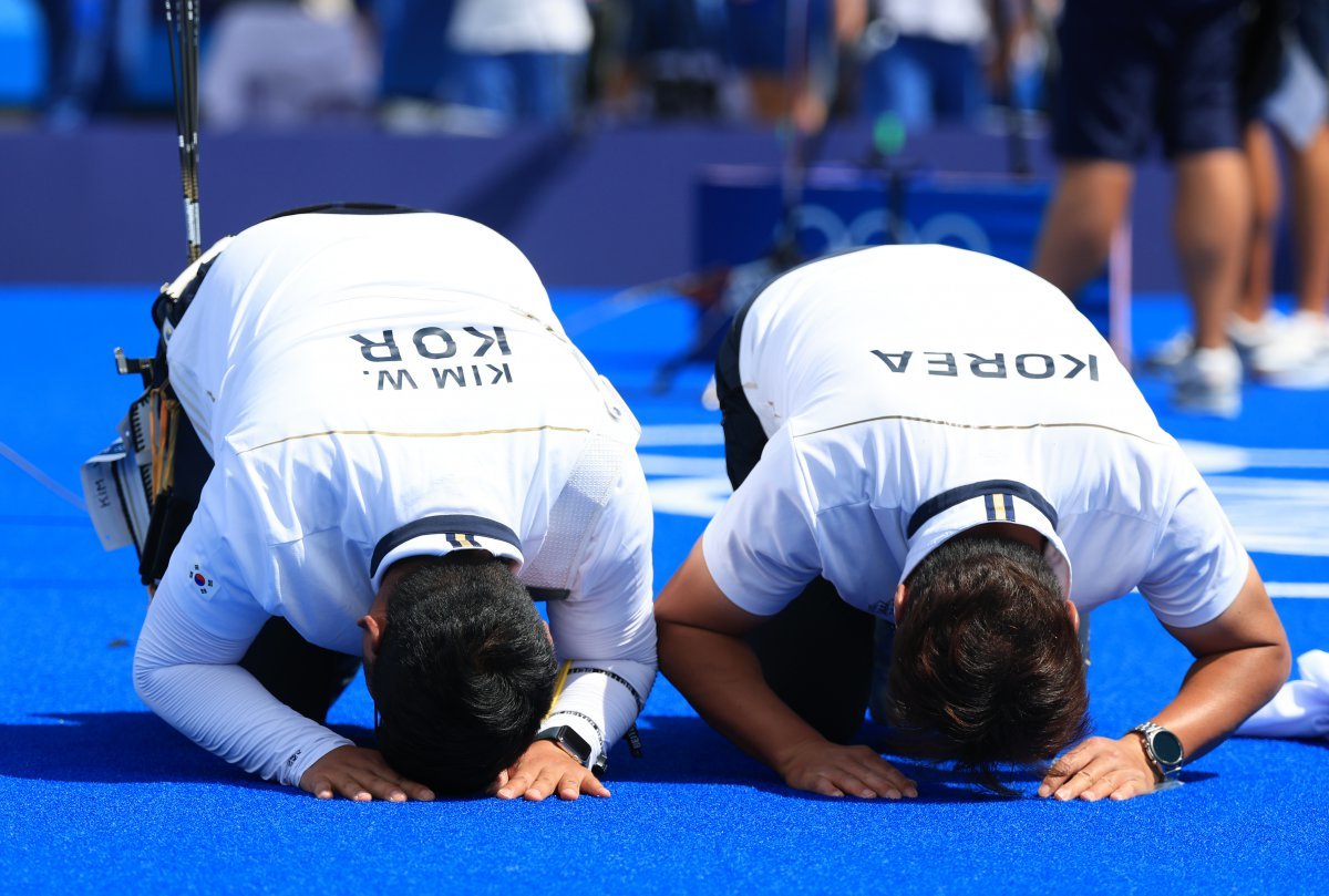 대한민국 남자 양궁 대표팀 김우진 선수가 4일 오후(한국시간) 프랑스 파리 앵발리드에서 2024 파리올림픽 남자 양궁 개인전 금메달 결정전 미국의 브래디 엘리슨 선수와의 경기에서 슛오프 접전 끝에 금메달을 획득한 후 큰절을 하고 있다. 2024.8.4. 뉴스1