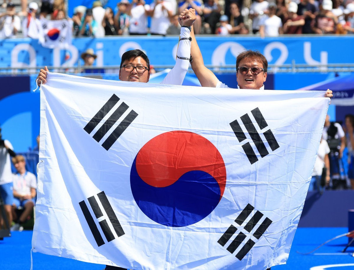 대한민국 남자 양궁 대표팀 김우진 선수가 4일 오후(한국시간) 프랑스 파리 앵발리드에서 2024 파리올림픽 남자 양궁 개인전 금메달 결정전 미국의 브래디 엘리슨 선수와의 경기에서 슛오프 접전 끝에 금메달을 획득한 후 기뻐하고 있다. 2024.8.4. 뉴스1