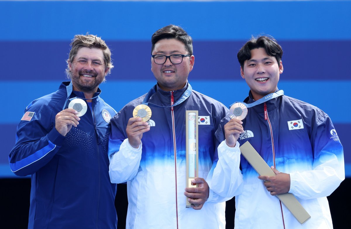 김우진과 이우석이 4일(현지시간) 프랑스 파리 앵발리드에서 열린 2024파리올림픽 양궁 남자 개인 시상식에서 미국 브래디 엘리슨과 메달 세리머니를 하고 있다. 2024.8.4 파리=올림픽사진공동취재단