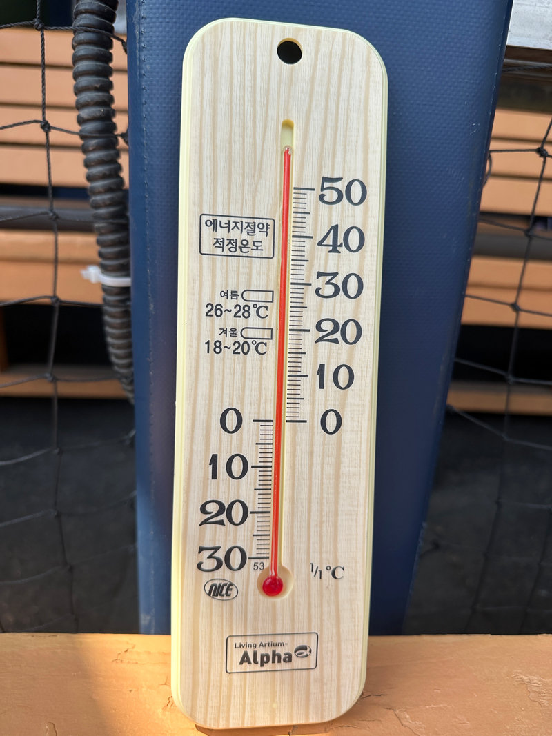 The temperature at Jamsil Baseball Stadium exceeded 50 degrees on the afternoon of the 4th. The thermometer installed in the first-base dugout of Jamsil Baseball Stadium in Seoul exceeded 50 degrees.  The match between Doosan and Kium that was scheduled to be held at Jamsil Stadium that day was canceled due to the heat wave. Provided by Doosan Bear