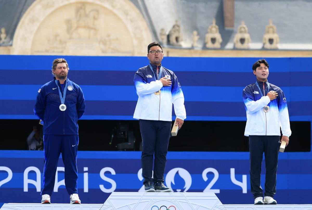 대한민국 남자 양궁 대표팀 김우진 선수가 4일 오후(한국시간) 프랑스 파리 앵발리드에서 2024 파리올림픽 남자 양궁 개인전 시상식에서 애국가가 울려퍼질때 국민의례를 하고 있다. 2024.8.4. 뉴스1