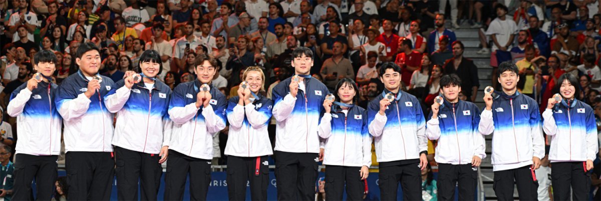 한국 유도 대표팀 윤현지, 김민종, 김하윤, 이준환, 김지수, 한주엽, 이혜경, 김원진, 정예린, 안바울, 허미미(왼쪽부터)가 
4일 파리 올림픽 유도 혼성단체전 시상대 위에서 나란히 동메달을 들어 보였다. 한국 유도는 은 2개, 동메달 3개로 이번 올림픽을
 마쳤다. 올림픽 유도 혼성단체전은 대표팀 명단에 이름을 올린 선수가 모두 메달을 받는다. 파리=올림픽사진공동취재단