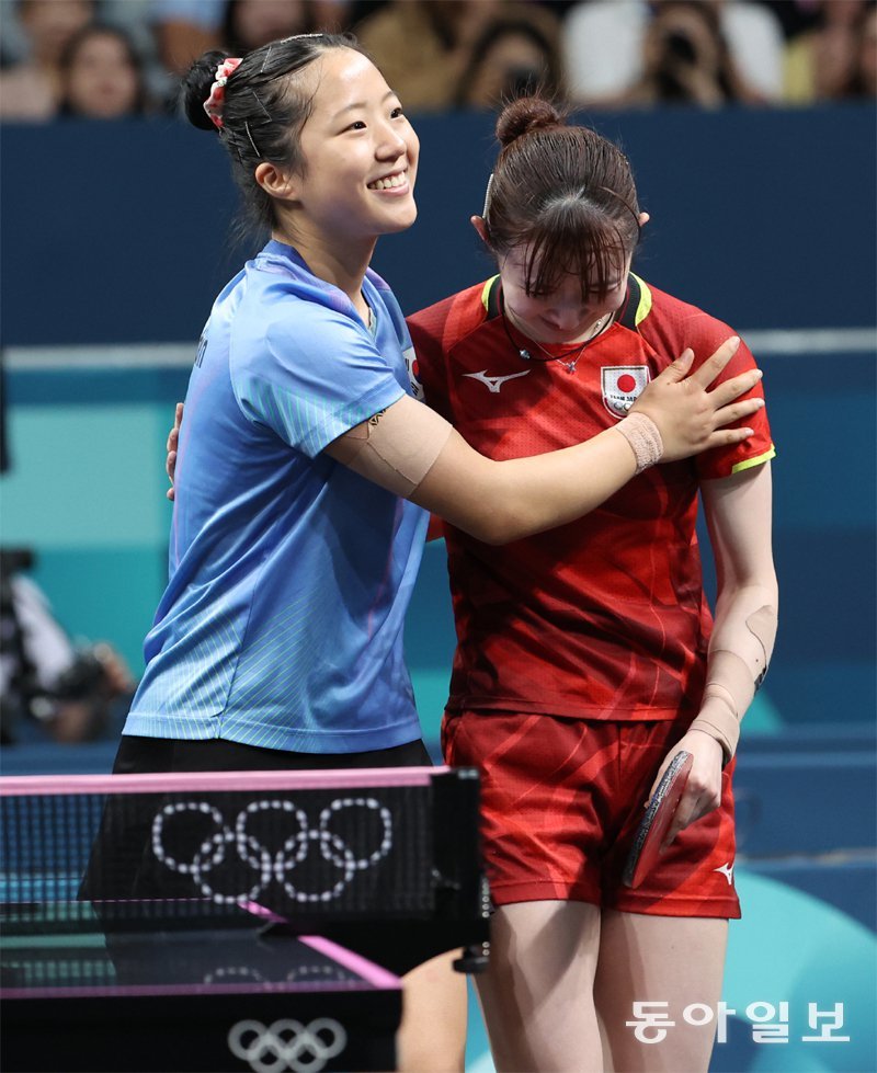 졌지만 미소 지으며 축하
한국 대표 신유빈(왼쪽)이 3일 파리 올림픽 탁구 여자 단식 동메달 결정전에서 패한 뒤 자신을 물리친 하야타 히나에게 축하 인사를
 건네고 있다. 신유빈은 단체전에서 다시 메달 획득에 도전한다. 파리=양회성 기자 yohan@donga.com