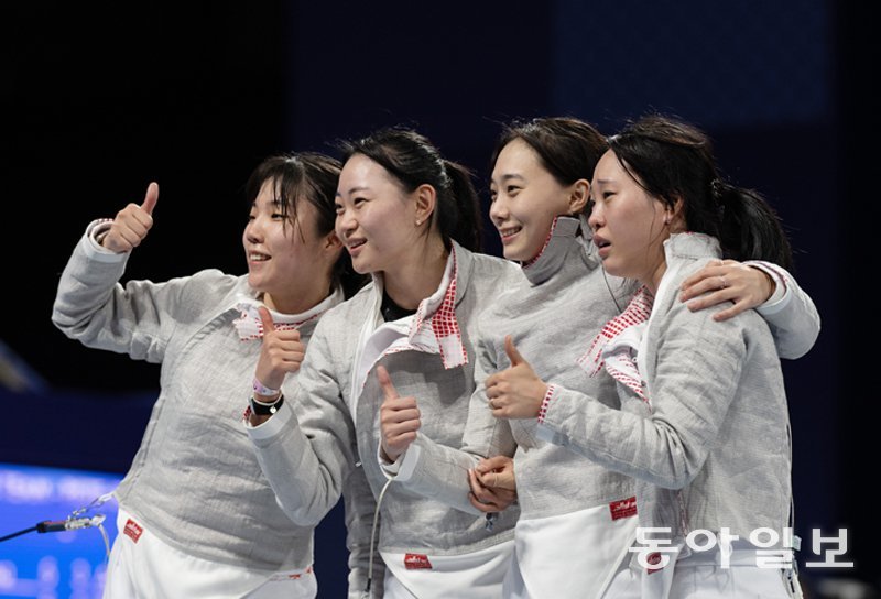 한국 펜싱 여자 사브르 대표 전하영, 최세빈, 윤지수, 전은혜(왼쪽부터)가 4일 파리 올림픽 단체전을 역대 최고 성적인 은메달로 마무리한 뒤 엄지를 들어보이고 있다. 윤지수를 제외한 나머지 3명에게는 이번이 첫 올림픽 무대였다.
파리=양회성 기자 yohan@donga.com