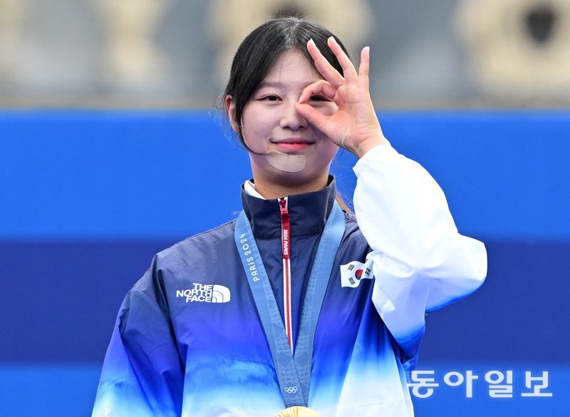 임시현 ‘바늘구멍’ 세리머니 전날 양궁 여자 개인전 우승으로 역시 3관왕을 차지한 임시현은 “작년 아시안게임에 이어 연속 3관왕은 바늘구멍을 통과하는 것만큼 어렵다”며 바늘구멍 모양의 동그라미를 손가락으로 만들어 보였다. 파리=양회성
 기자 yohan@donga.com