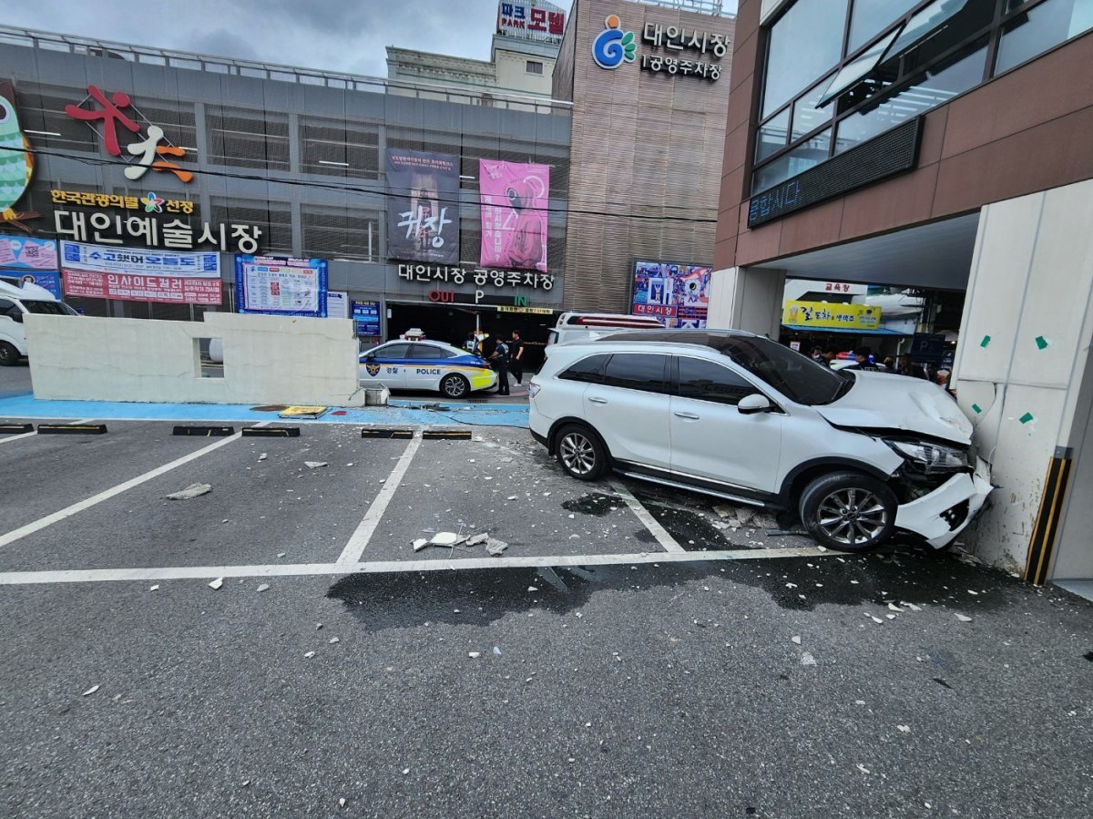 지난달 26일 오후 12시 5분쯤 광주 동구 대인동 대인시장 주차장에서 A씨(73)가 몰던 SUV가 주차장 벽면으로 돌진하는 사고가 발생했다. A씨는 급발진을 주장 하고 있다. 뉴스1