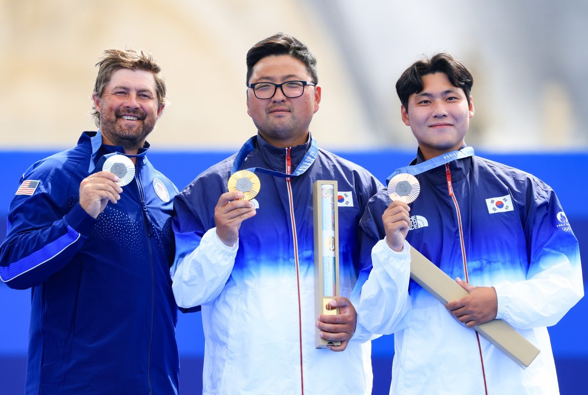 대한민국 남자 양궁 대표팀 김우진이 2024 파리올림픽 남자 양궁 개인전 시상식에서 은메달을 획득한 미국 브래디 엘리슨, 동메달을 획득한 이우석과 기념촬영을 하고 있다. 뉴스1