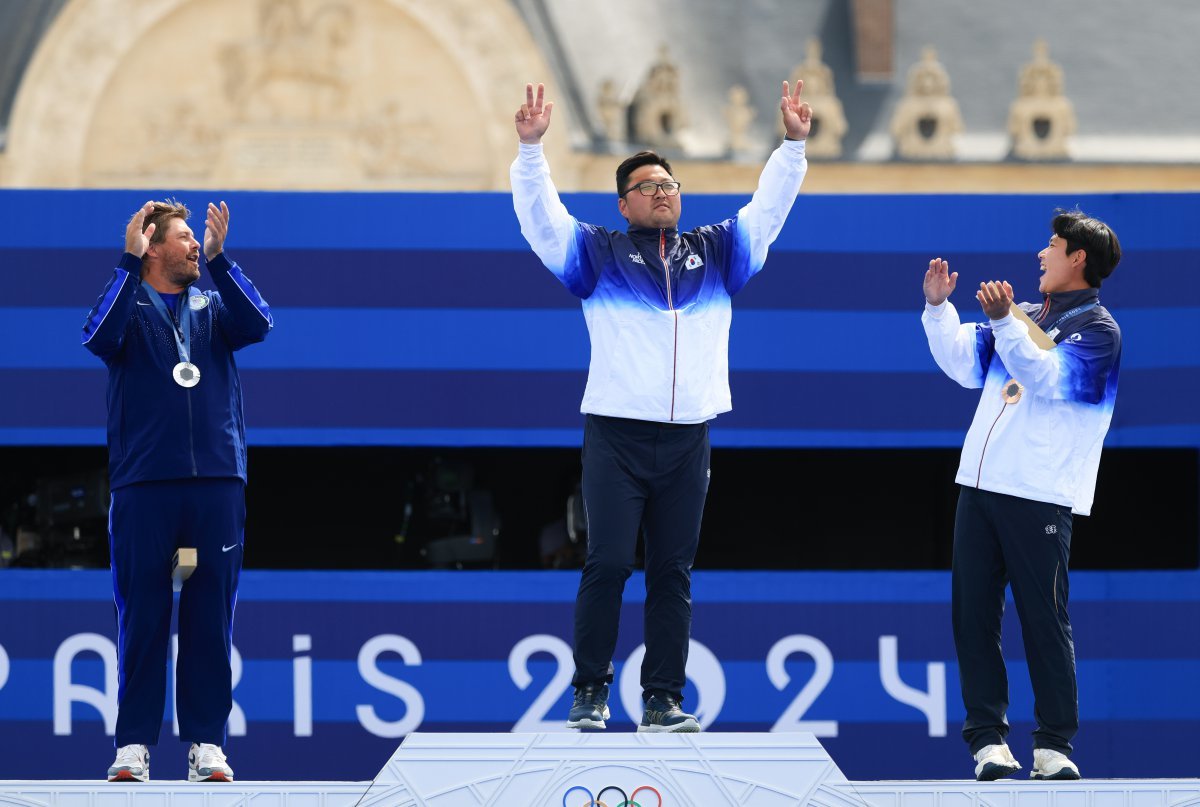 대한민국 남자 양궁 대표팀 김우진 선수가 2024 파리올림픽 남자 양궁 개인전 시상식에서 시상대에 오르고 있다. 뉴스1