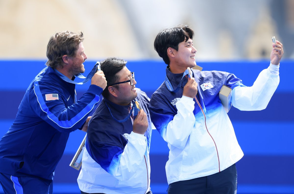 2024 파리올림픽 남자 양궁 개인전 시상식에서 동메달을 획득한 이우석이 금메달을 딴 김우진, 은메달을 딴 미국의 브래디 엘리슨과 기념 촬영을 하고 있다. 뉴스1