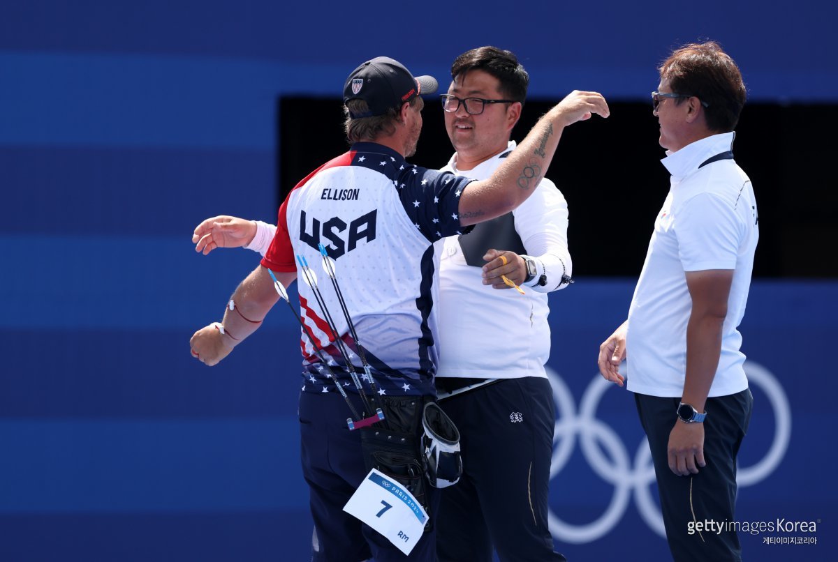 대한민국 남자 양궁 대표팀 김우진 선수와 미국 브래디 엘리슨 선수가 포옹하고 있다. ⓒ(GettyImages)/코리아