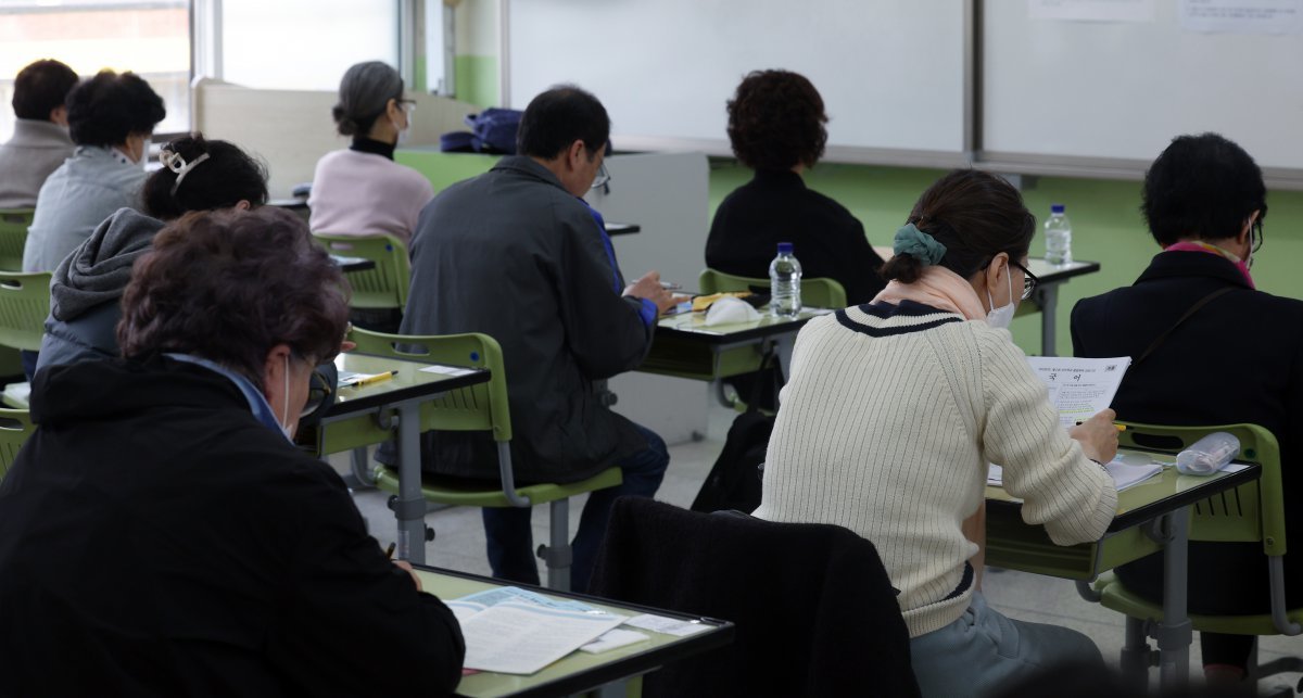 6일 오전 서울 용산구 용강중학교에서 치러진 2024년도 제1회 초등학교 졸업학력 검정고시에서 응시생들이 시험 시작을 기다리고 있다. 2024.4.6/뉴스1 ⓒ News1