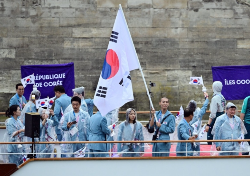 파리 올림픽 개회식 때 한국 선수단 기수를 맡았던 우상혁. 파리=올림픽사진공동취재단