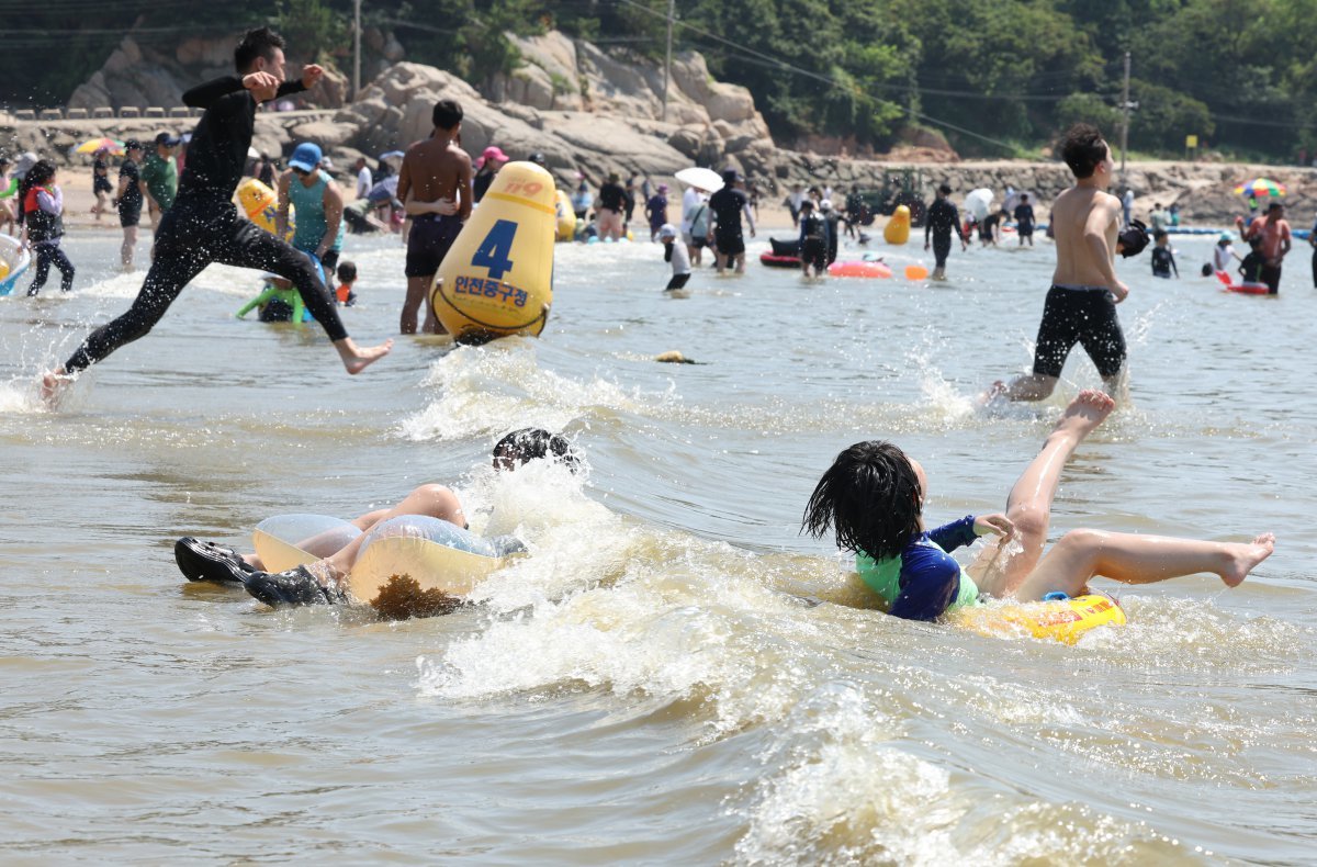 전국 대부분 지역에 폭염 경보가 내려진 지난 4일 오후 인천 을왕리해수욕장에서 어린이들이 물놀이를 하며 더위를 식히고 있다.  ⓒ News1