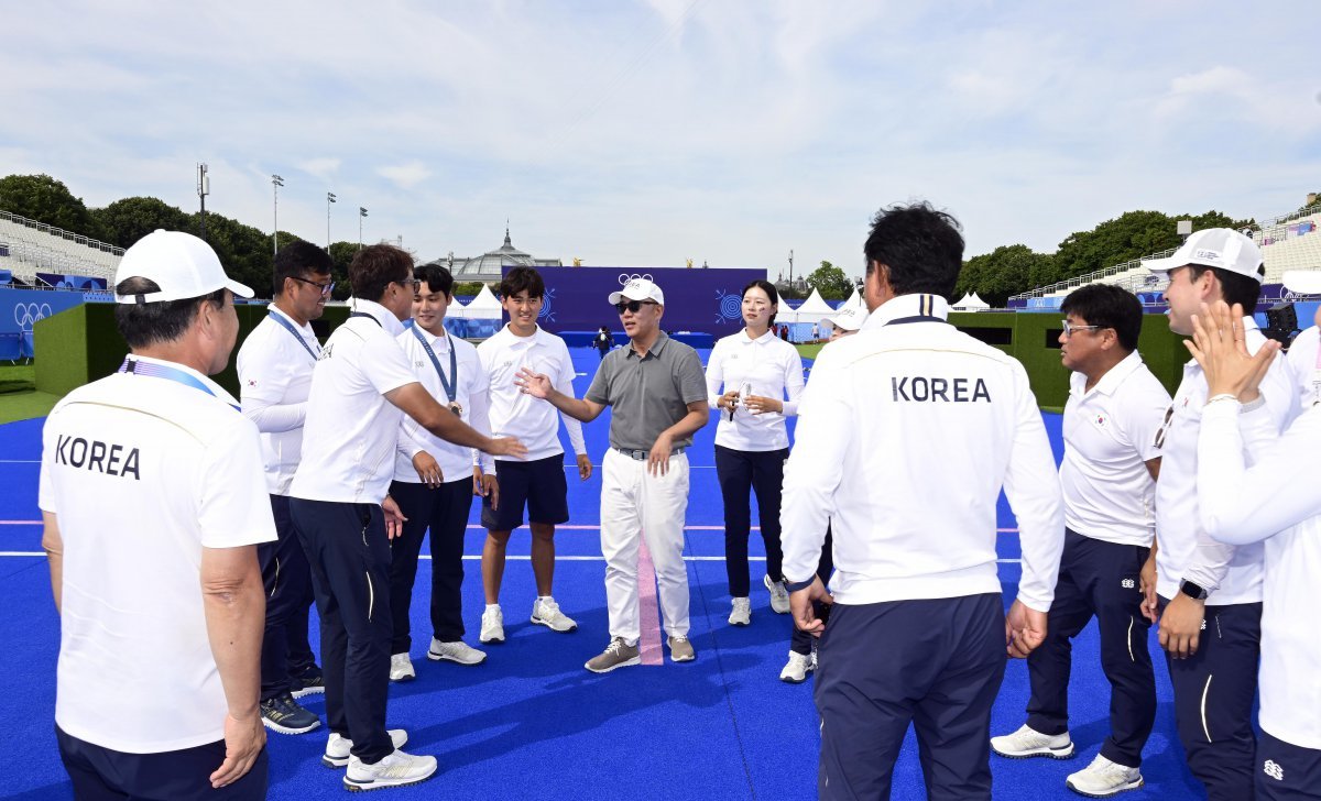 대한양궁협회장인 정의선 현대차그룹 회장이 4일(현지시각) 프랑스 파리 레쟁발리드에서 열린 2024 파리올림픽 양궁 남자 개인전 결승을 마치고 대표팀 선수들을 격려하고 있다. 사진=대한양궁협회 제공