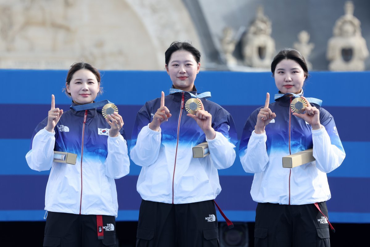 지난달 29일 열린 파리 올림픽 여자 양궁 단체전에서 금메달을 따내며 10연패에 성공한 대한민국 양궁대표팀 전훈영, 임시현, 남수현 선수(왼쪽부터). 선수들이 시상식에서 금메달을 받은 후 손가락과 메달을 이용해 ‘10연패’ 세리머니를 하고 있다. 뉴스1