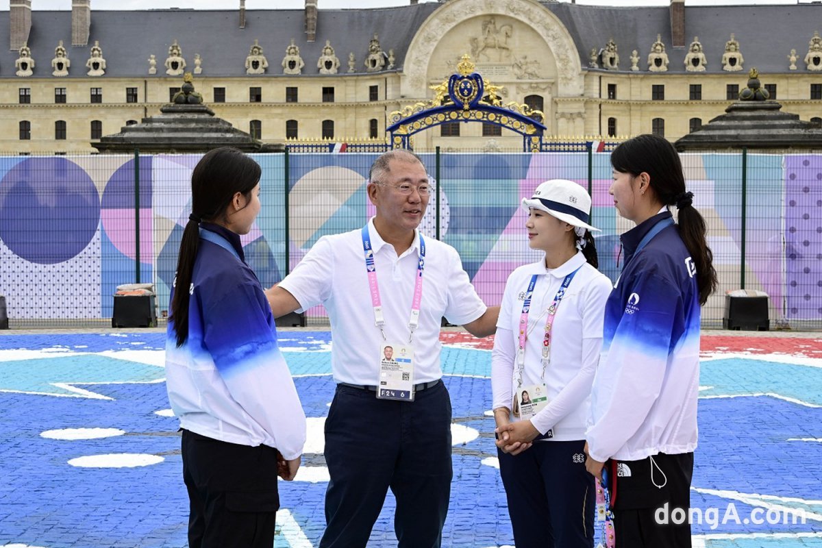 정의선 회장이 한국양궁 여자대표팀(전훈영·임시현·남수현)을 만나 축하를 전하고 있다.