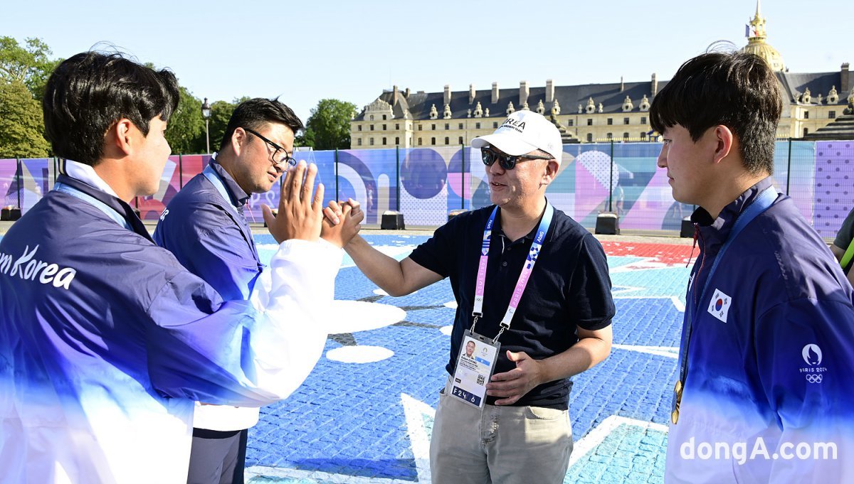 정의선 대한양궁협회 회장(현대차그룹 회장)이 프랑스 파리올림픽 현장에서 한국양궁 남자대표팀(김우진·이우석·김제덕)을 만나 축하하고 있다. 대한양궁협회.