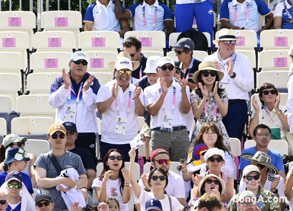 정의선 회장 일행이 파리올림픽 양궁대회 관중석에서 박수를 치면서 우리 대표팀을 응원하는 모습.